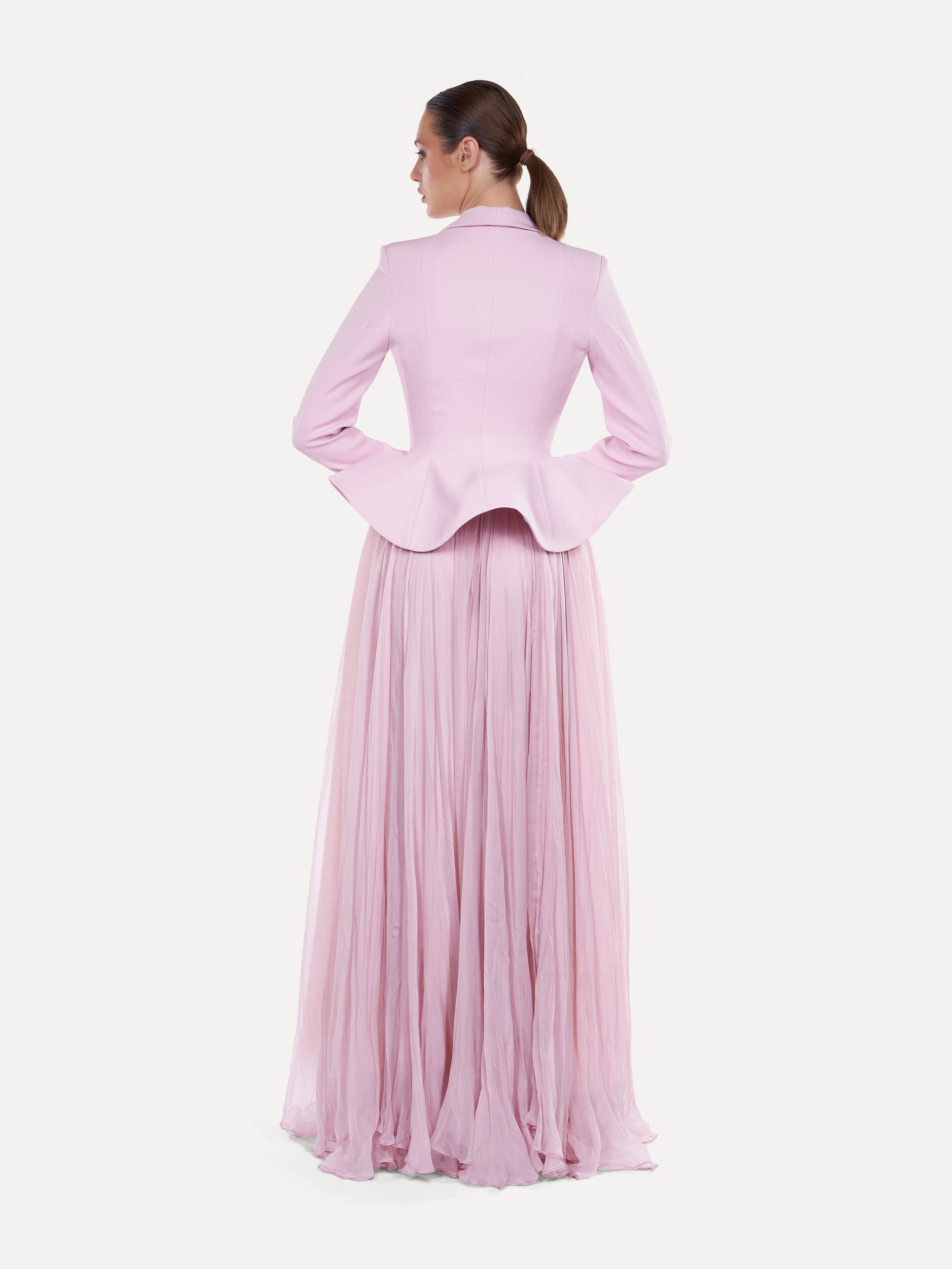 Costum cu sacou cambrat si fusta maxi din voal Araftu Couture