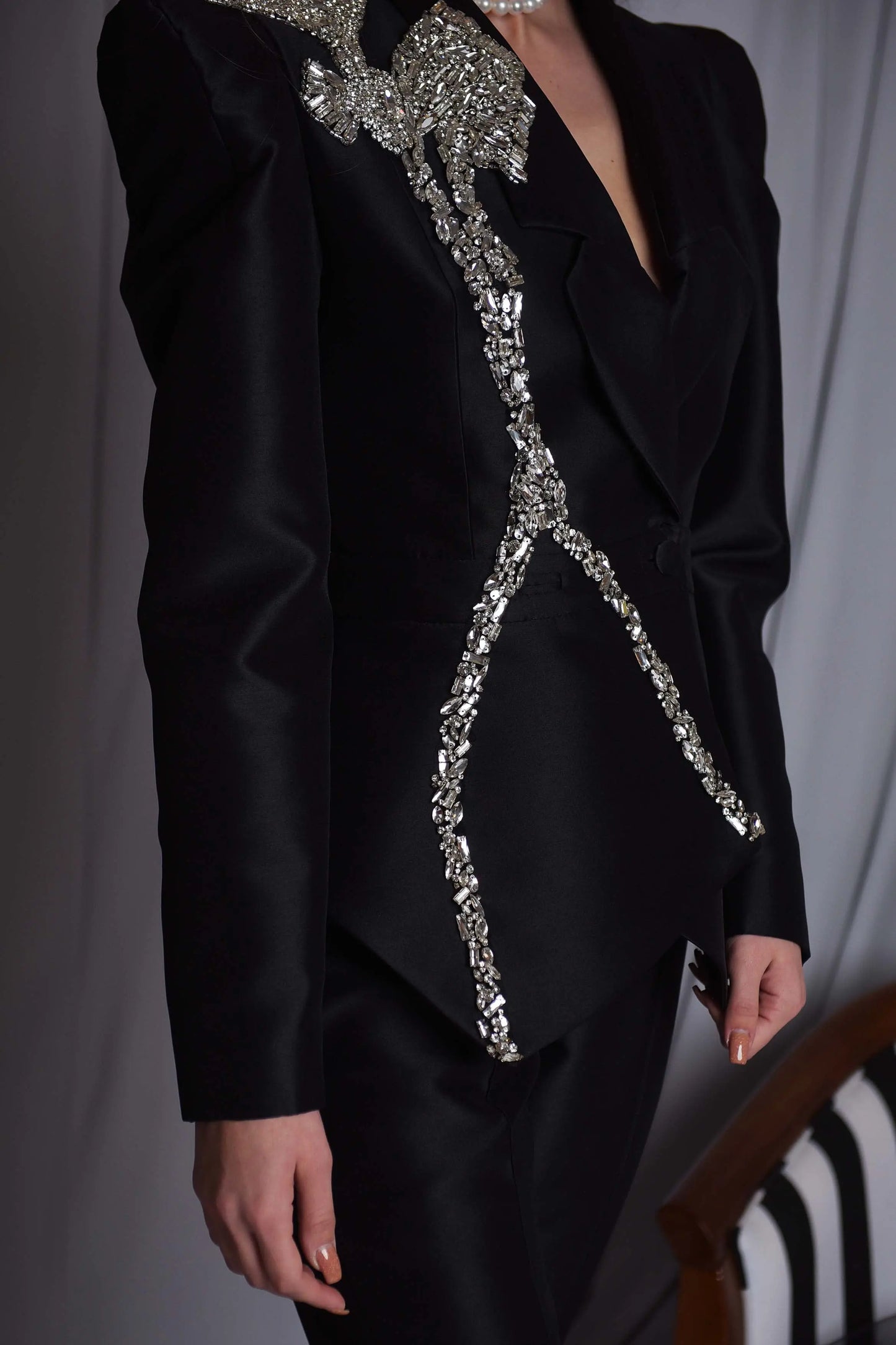 Costum elegant cu aplicatie de pietre Lalea  Araftu Couture