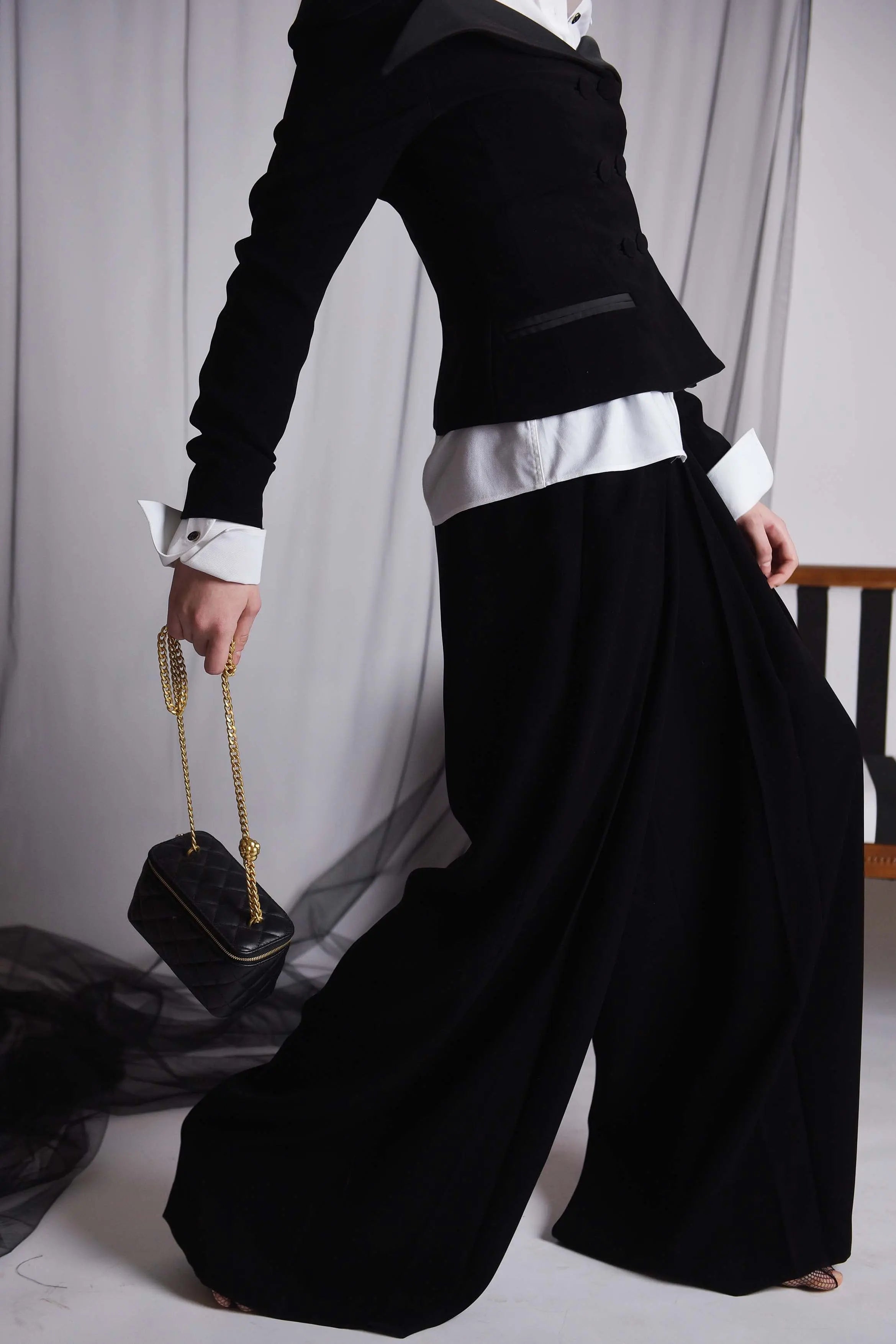 Costum elegant cu sacou pe umeri Araftu Couture
