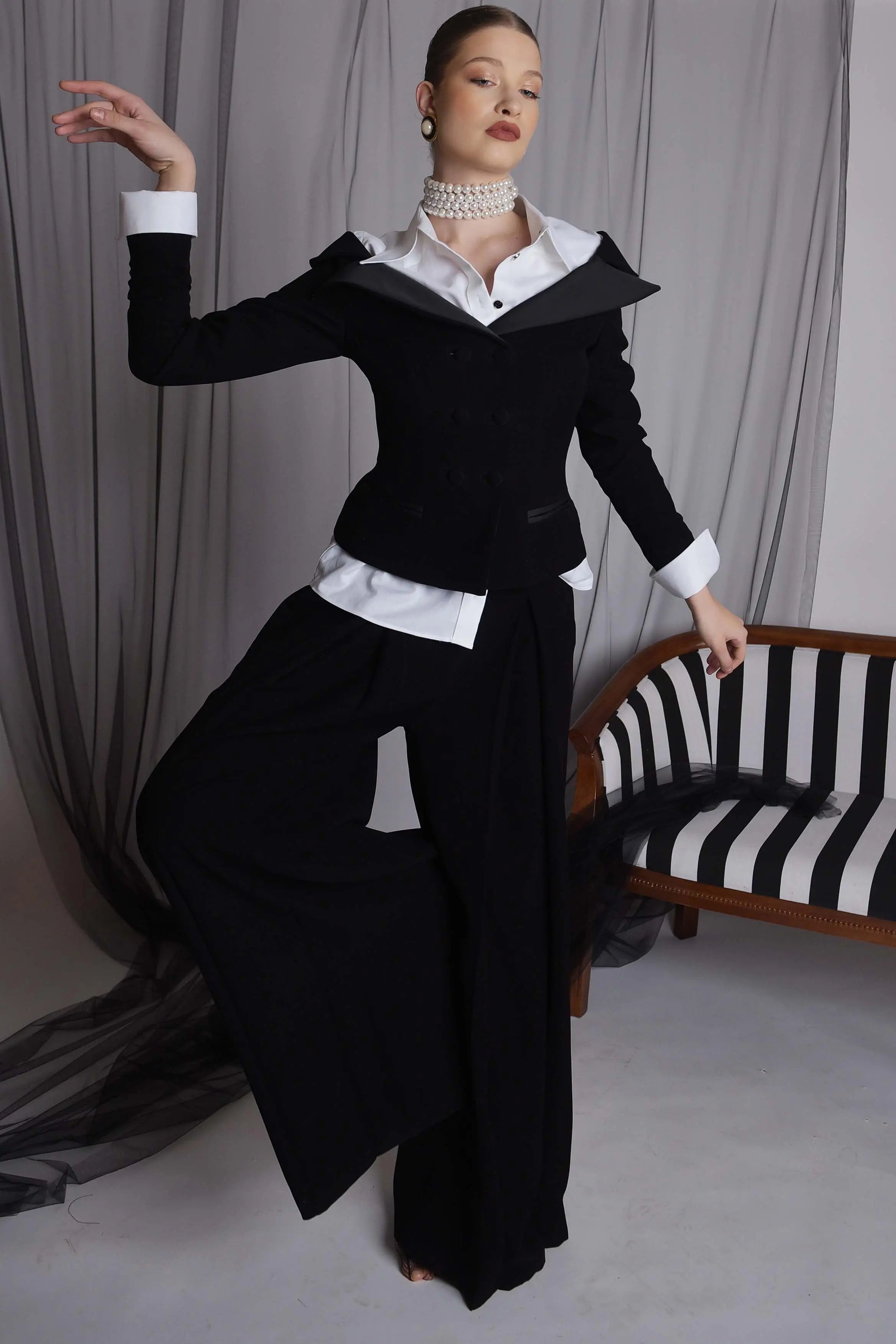 Costum elegant cu sacou pe umeri Araftu Couture