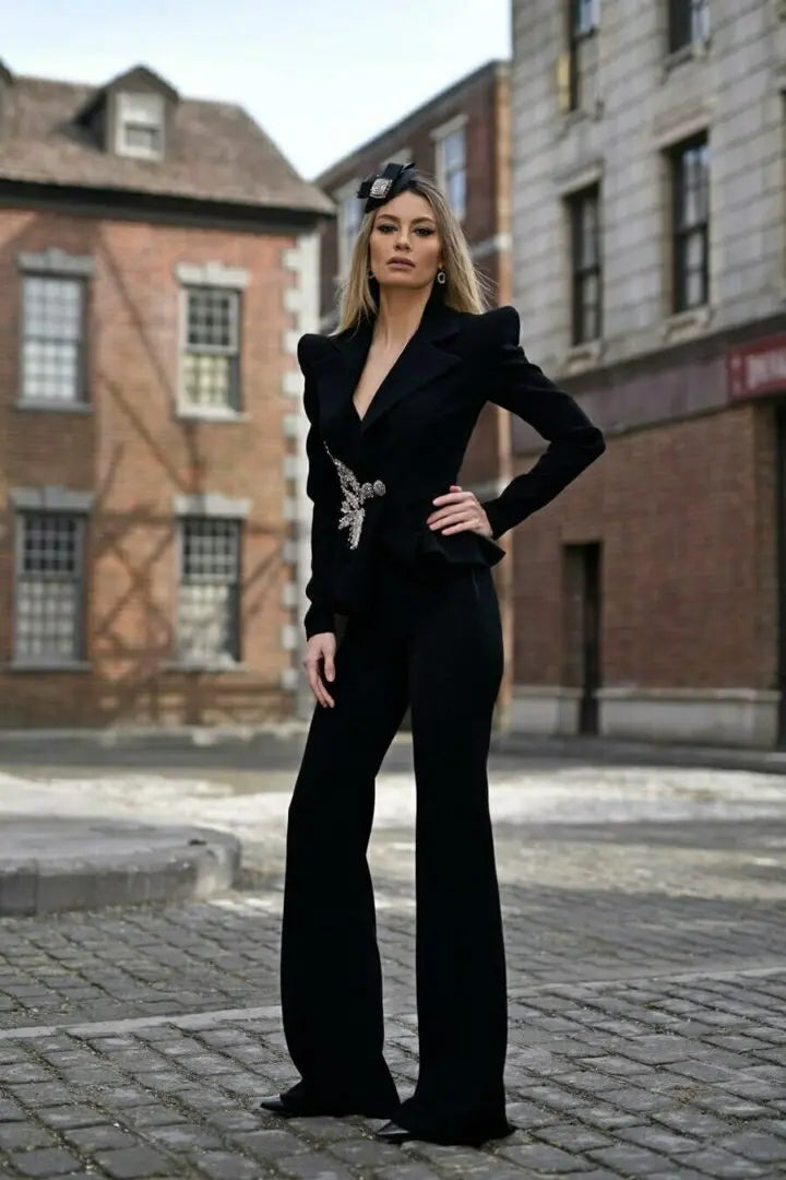 Costum elegant cu umeri înalți și peplum Araftu Couture