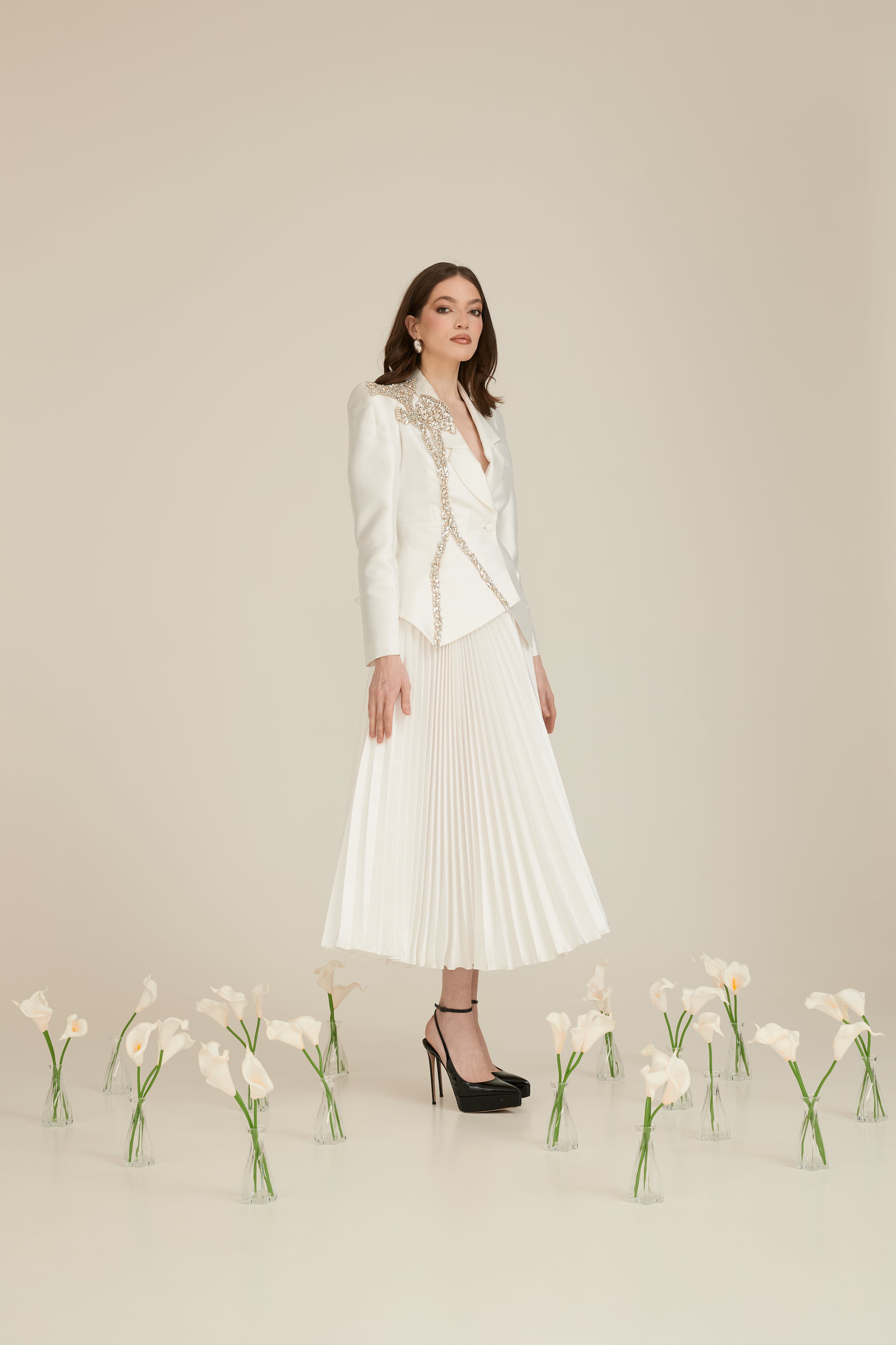 Costum elegant cu aplicatie Nufar  Araftu Couture