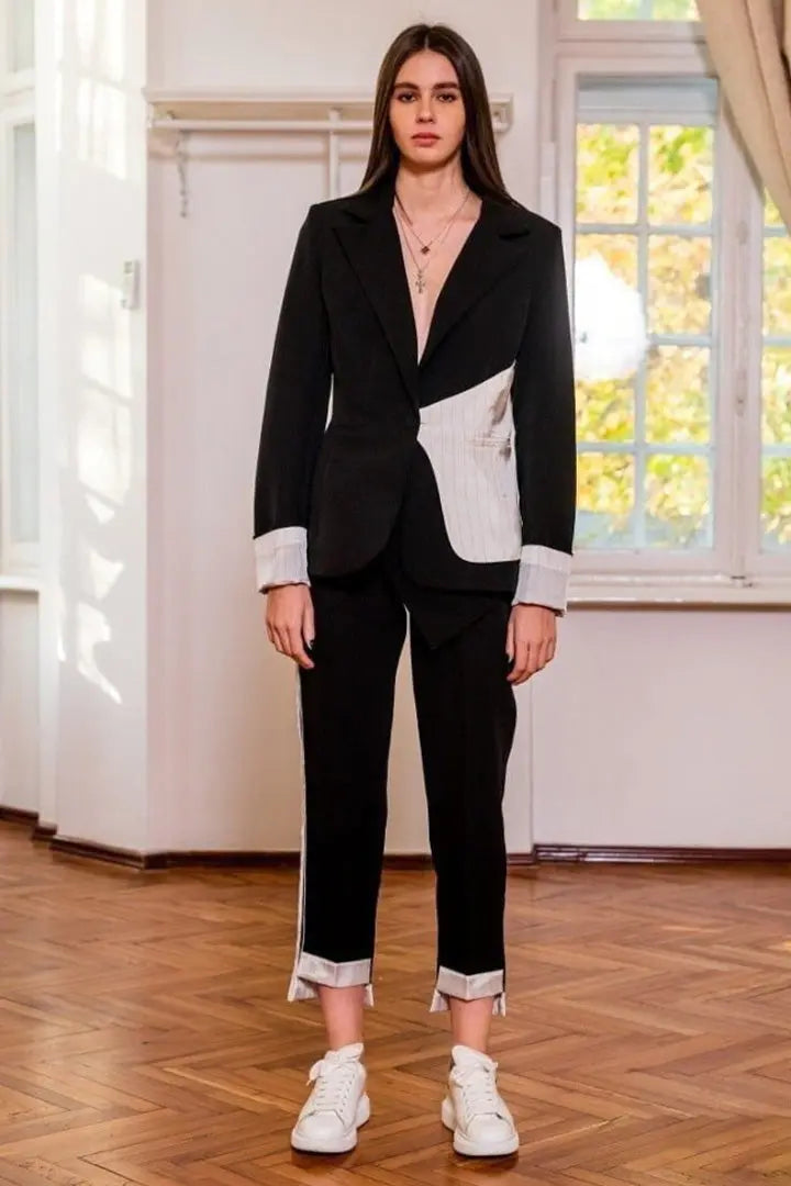 Costum cambrat cu mansete in contrast - Araftu Couture