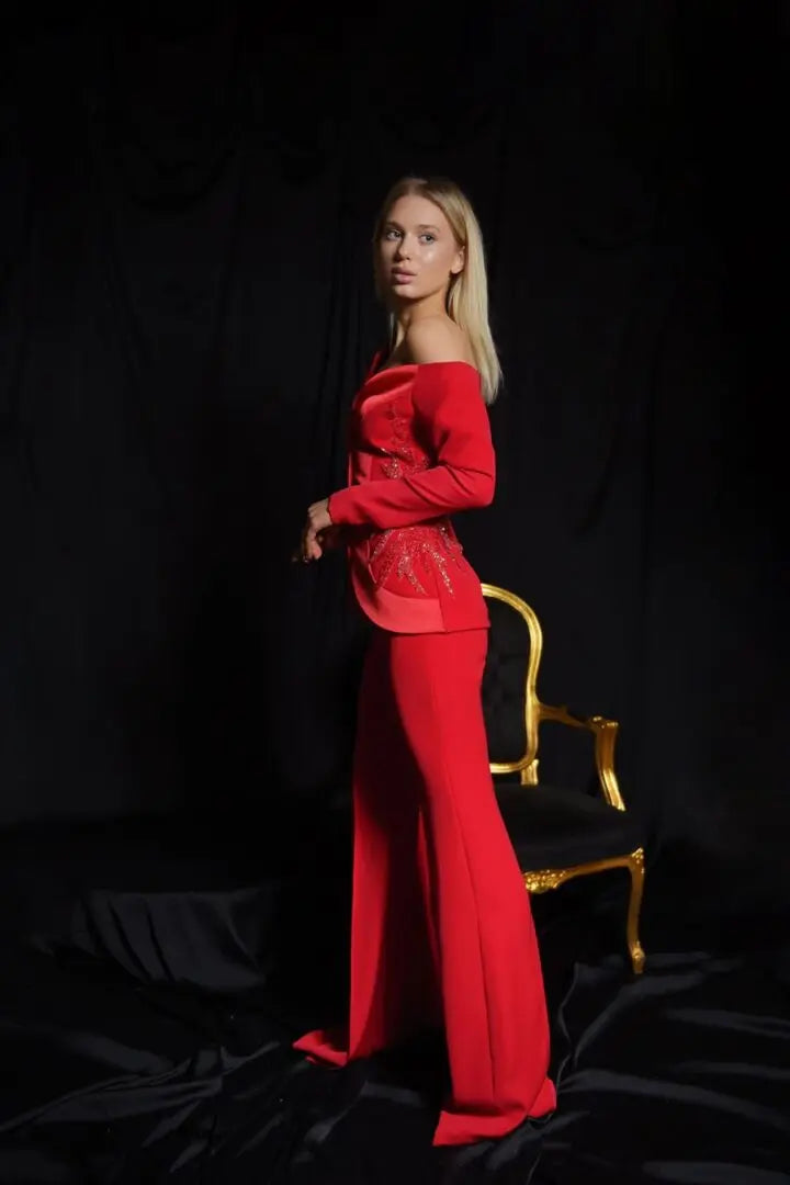 Costum elegant cu pantalon evazat și sacou pe umăr - Araftu Couture