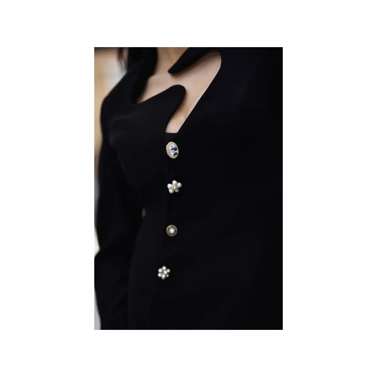 Costum elegant cu sacou asimetric și nasturi bijuterie - Araftu Couture