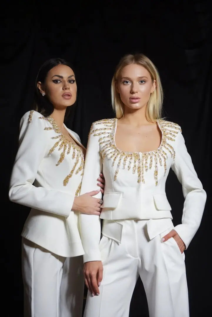 Costum elegant cu sacou crop și aplicații - Araftu Couture