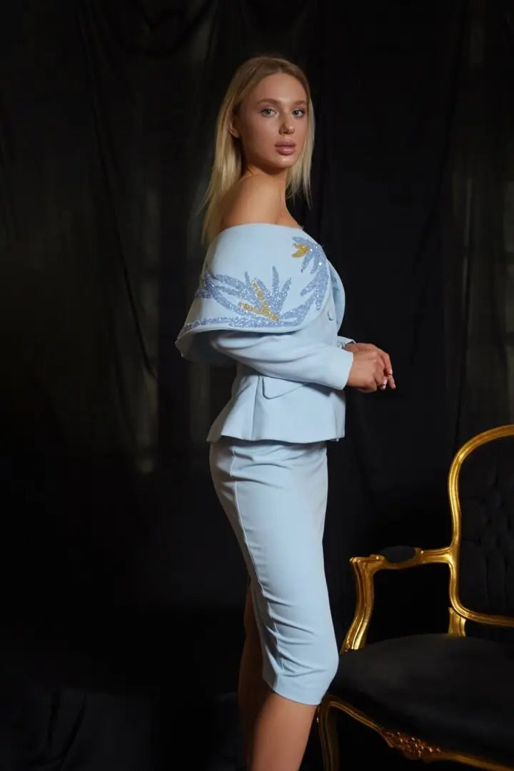 Costum elegant cu sacou pe umeri și aplicații - Araftu Couture